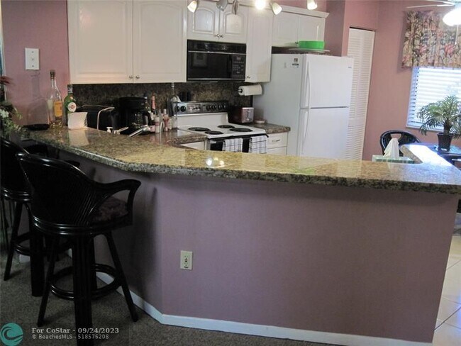 Building Photo - 2240 N Cypress Bend Dr