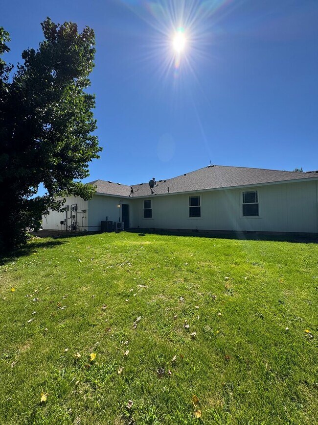 Building Photo - Expansive & Modern 4-Bedroom Home for Rent