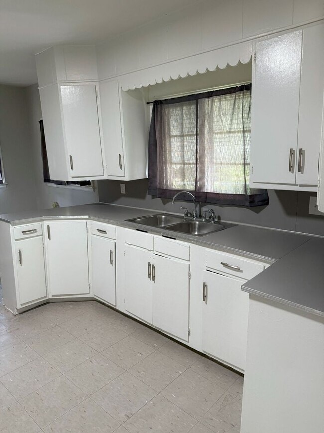 Building Photo - 3 bedroom, 1 bath remodeled home