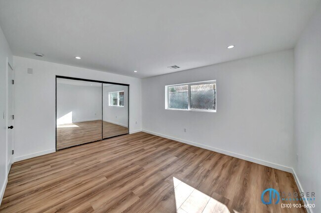 Building Photo - 11845 Hamlin St