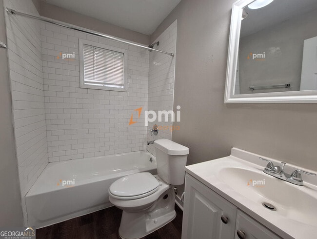 Building Photo - 217 Greenbriar Dr