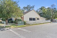 Building Photo - 110 Parkwood Dr