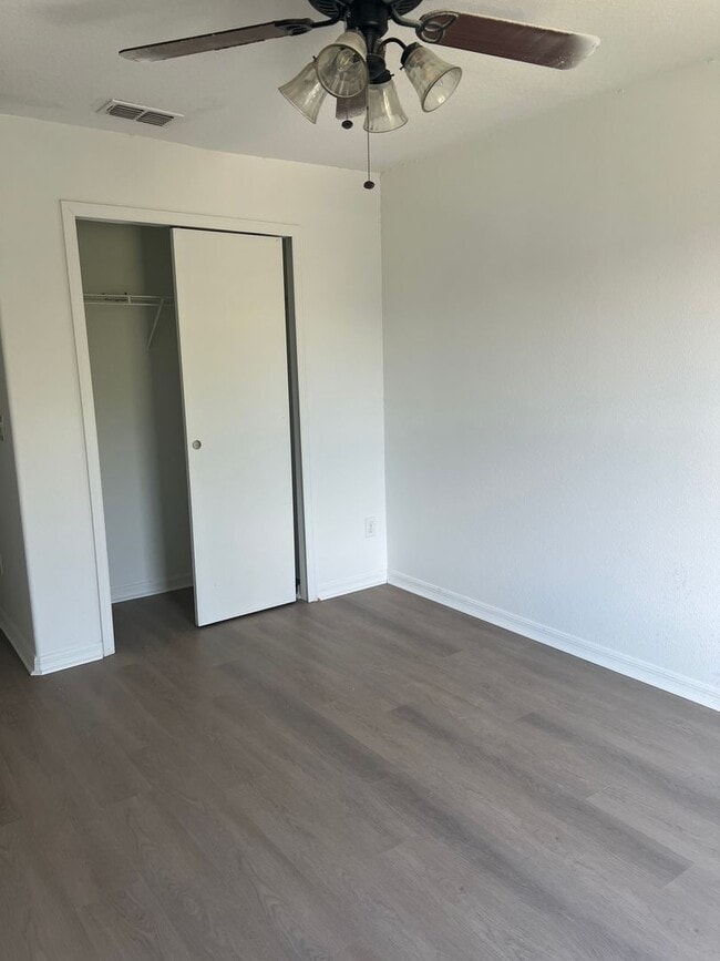 Building Photo - 3 Bedroom Townhome for Rent