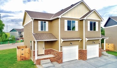 Building Photo - Luxury Townhome
