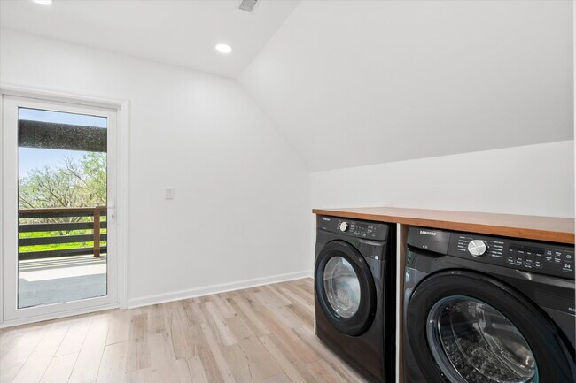 Building Photo - "Spacious 4-Bed Oasis with Guest Suite on Johns Island - Your Dream Home Awaits!"