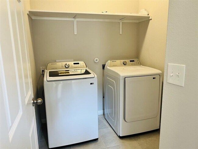 Building Photo - 136 MacArthur Dr