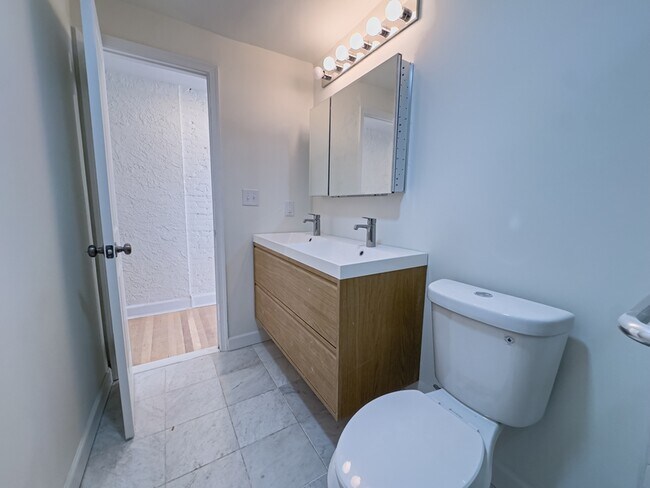 Building Photo - 1936 Green St