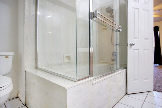 Building Photo - Now Available! Gated 2BR/2BA Condo in N Arlington!