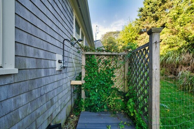 Building Photo - 73 Bayside Ave