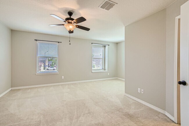 Building Photo - Charming 3 Bedroom Home Near