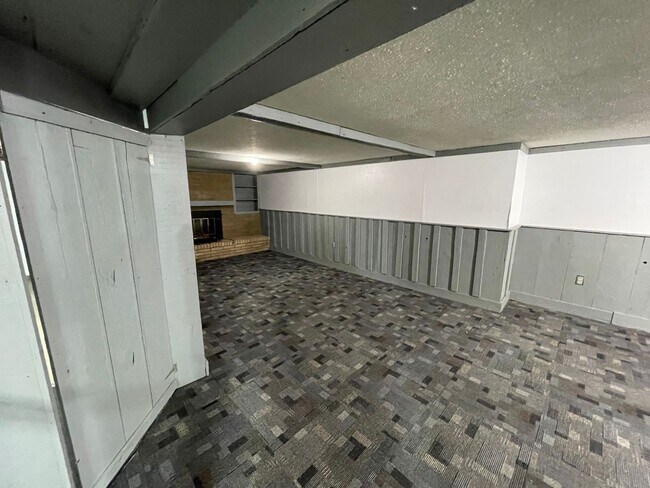 Building Photo - Spacious 3-Bedroom Home on Half-Acre Lot in Top-Rated Pleasant Valley School District!