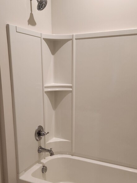 Gust bath with tub - 3003 Olivetre Dr