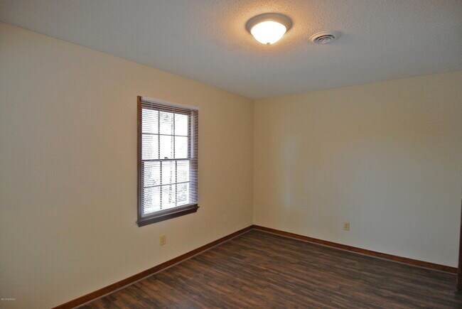 Building Photo - 1106 Karen Dr