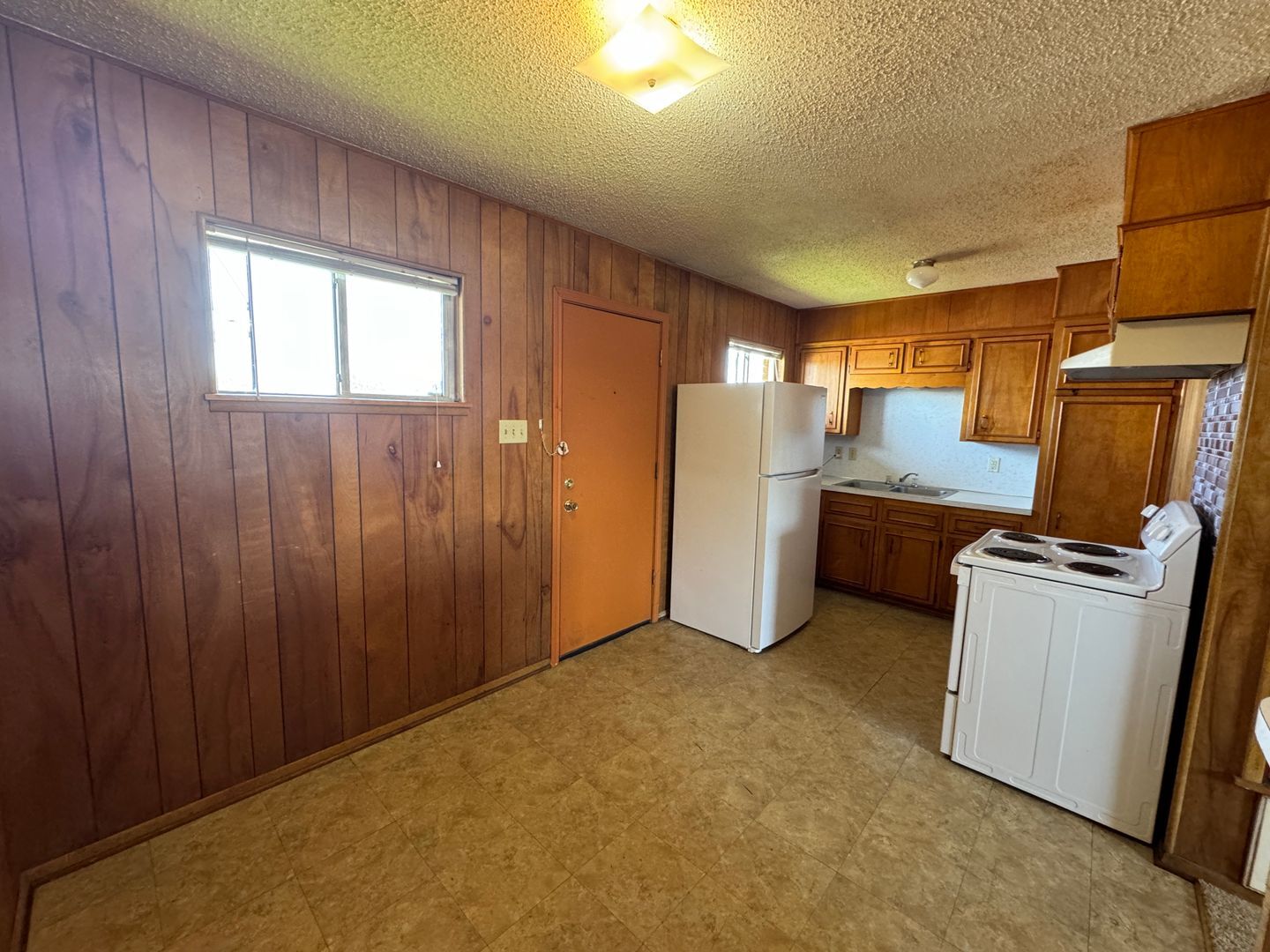 Building Photo - 805 W Hallmark Ave