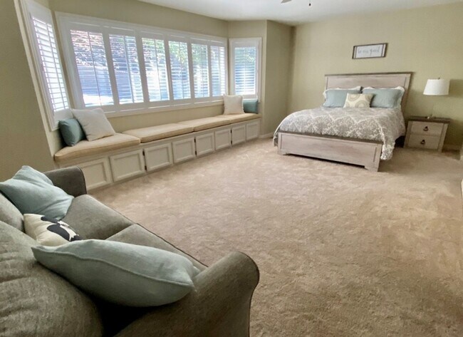 Building Photo - Lake Front Furnished Home, 3 bed, 4 bath i...