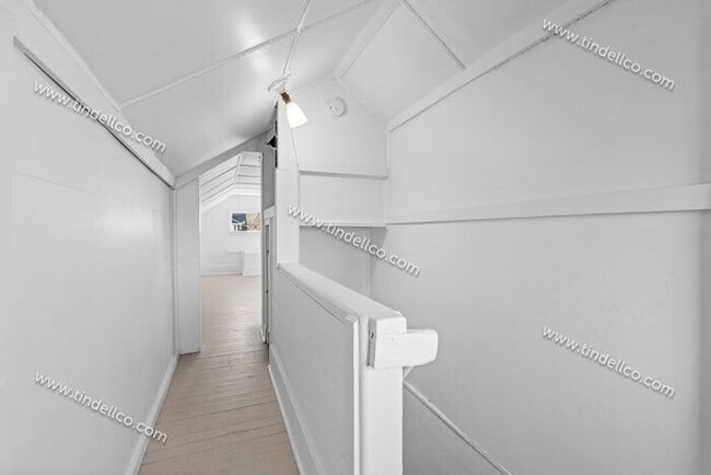 Building Photo - 4-bedroom 2-bathroom home located blocks from University of Portland- Pet Friendly!