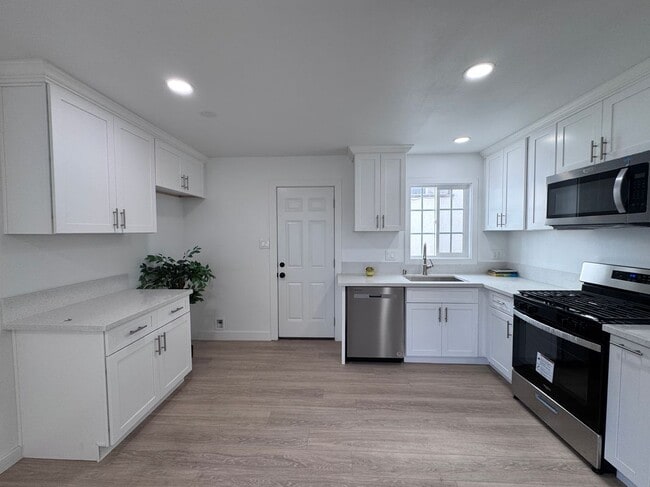 Primary Photo - 618 W 6th St
