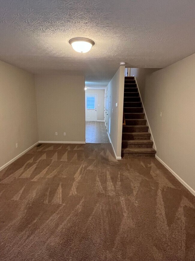 Building Photo - HALF OFF ONE MONTH AT UPPER STONE!