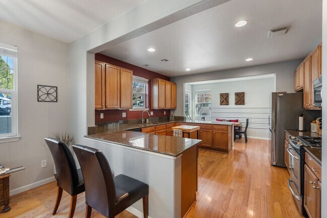 Building Photo - Furnished & Fully Equipped Low Maintenance Town Home (Somersett - Utilities Included)