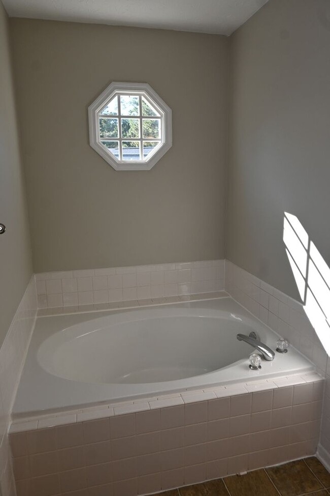 Building Photo - NE-Columbus-3 Bedrooms & 2 full Baths-Move-In Ready