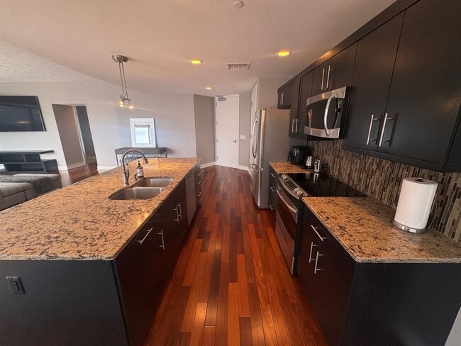 Building Photo - Three Bedroom - RiverHouse Condo!