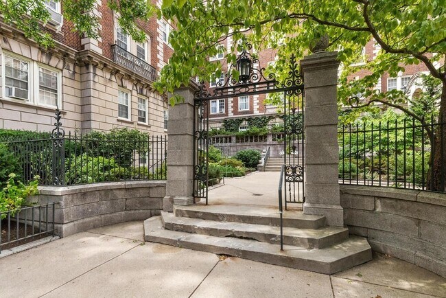 Building Photo - 3 Arlington St