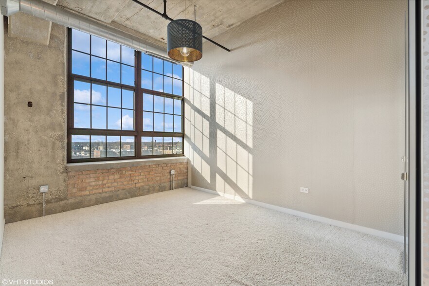 Building Photo - 3963 W Belmont Ave