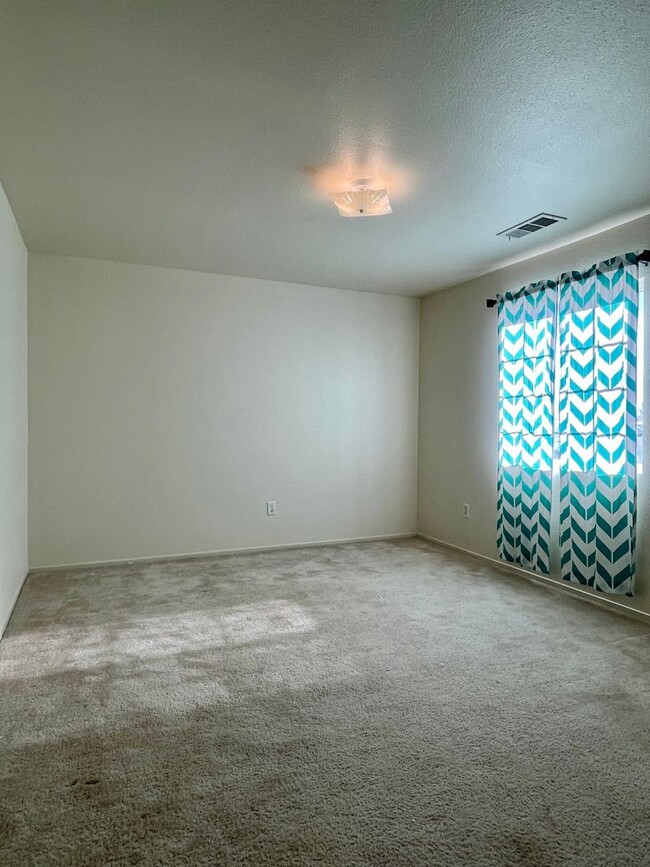 Building Photo - $300 OFF FIRST MONTH RENT!! 4 BED HOUSE LO...