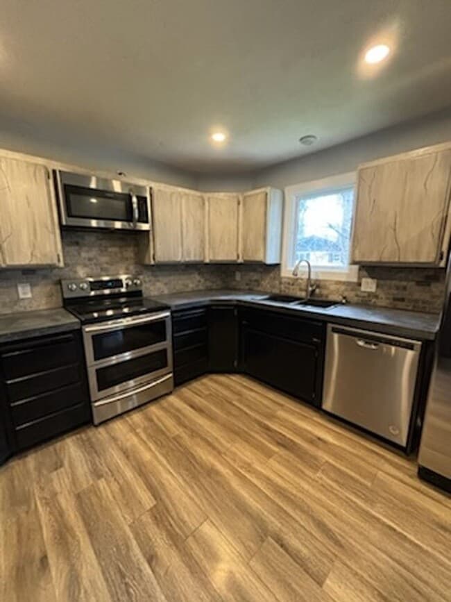 Building Photo - Unique duplex in post falls