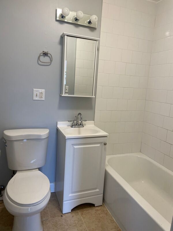 Building Photo - 728 N Pine Ave