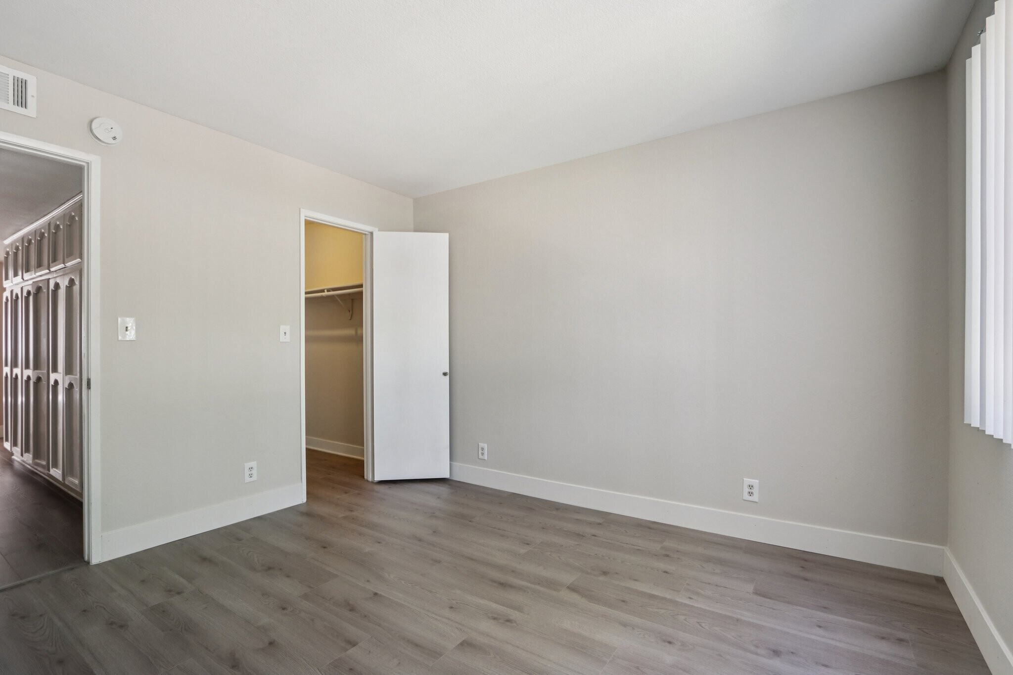 Building Photo - 421 N Kenneth Rd