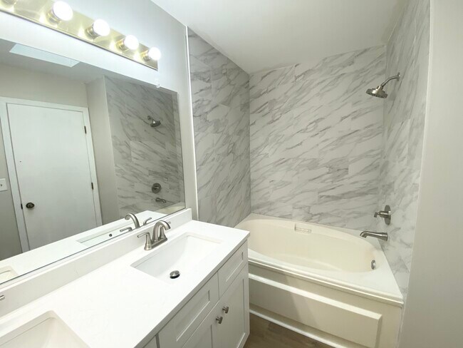 Building Photo - 6504 Kensington Pl