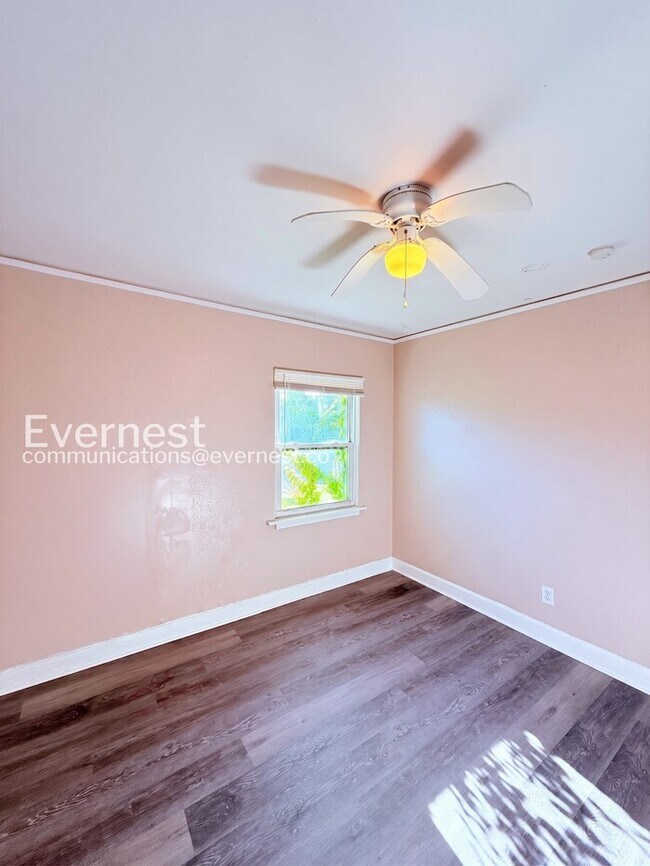 Building Photo - 3 Bed/1 Bath Home with Off-Street Parking / Pet-Friendly / Vouchers Accepted / Available Now!