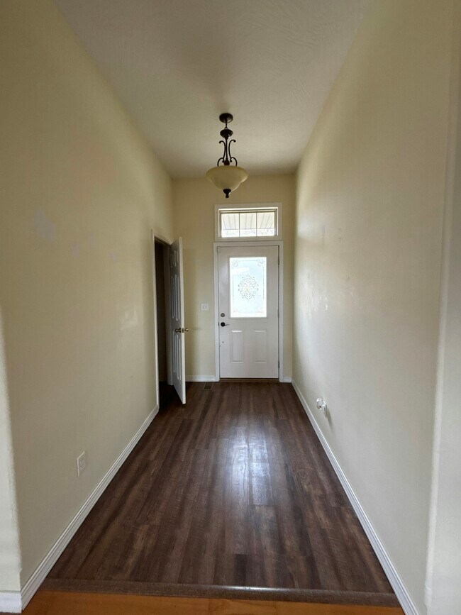 Building Photo - 812 E Spring Dr