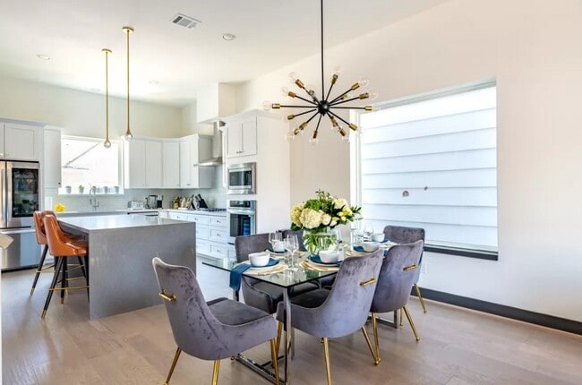 Building Photo - 1404 Goliad St