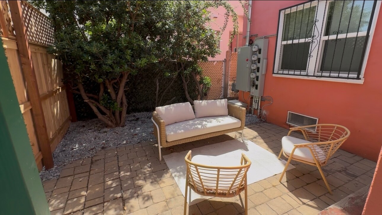 Building Photo - 1056 S Redondo Blvd