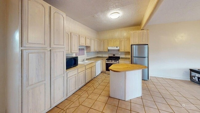 Building Photo - Light and bright 2 bedroom central location