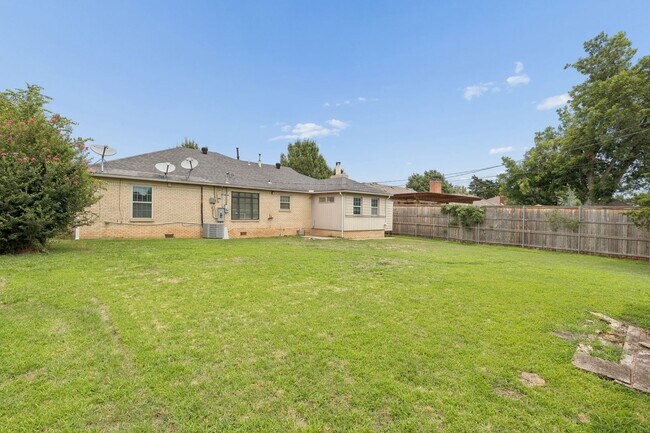 Building Photo - 1108 Larchmont Ln