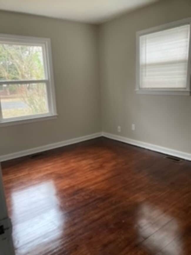 Building Photo - Must see ranch style 3Bdr 1 Bath home. It's located off Hovis Rd.