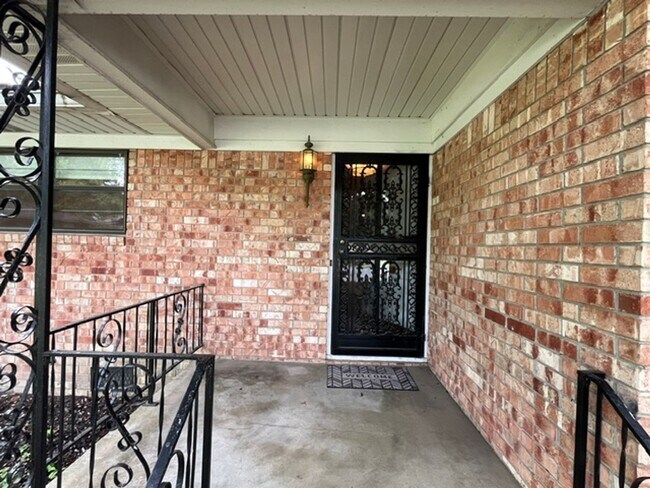 Building Photo - Very Nice 3 Bedroom 2 Bathroom House near the University of Arkansas Little Rock