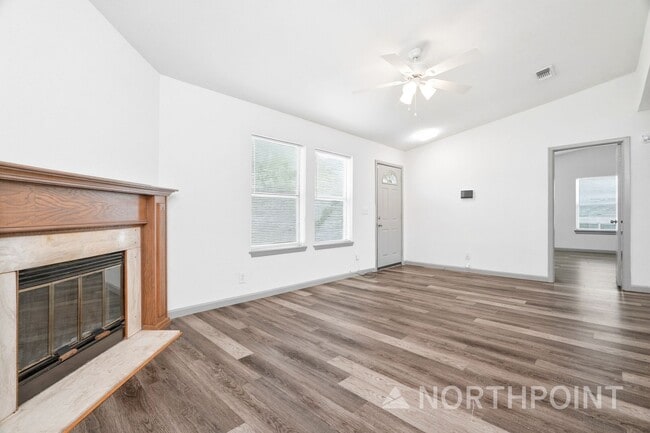 Building Photo - 3 BR/2BA | Updated Single Family Home | 2-Car Garage Parking | Fenced backyard!
