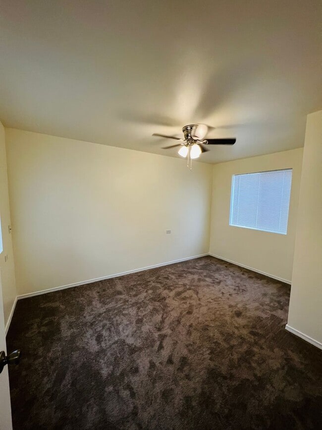 Building Photo - 915 Defoe St