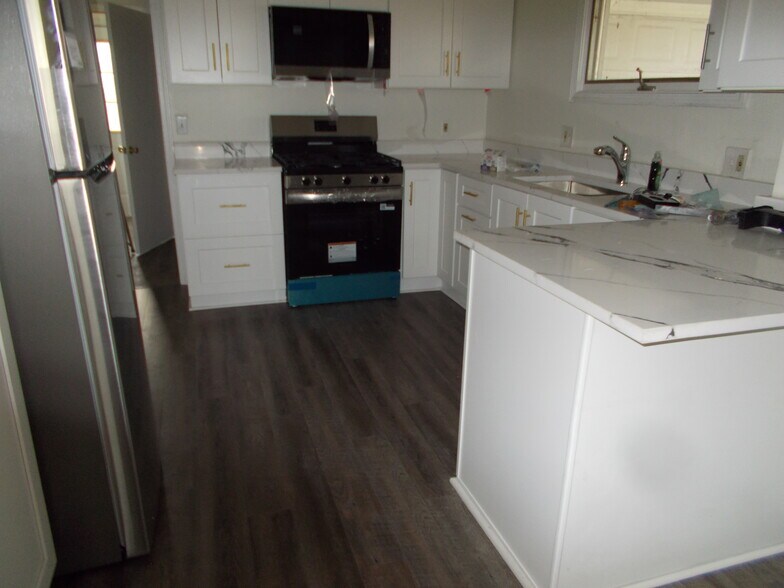 Building Photo - 3341 Buckingham Ave