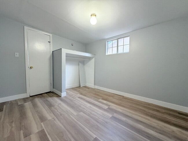 Building Photo - Huge 3 bedroom 2 bathroom for lease