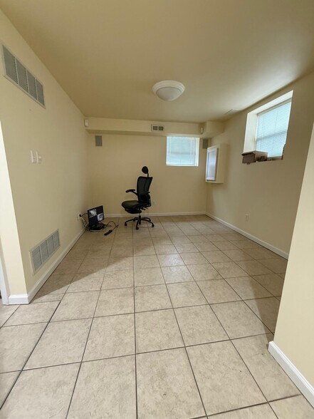 Building Photo - 5785 Kingsbury Pl