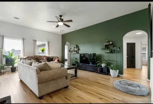 Building Photo - 4 Bed 2 Bath, 3 Car Garage