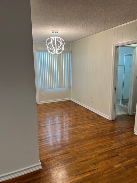 Dining area - 1712 Barry Ave