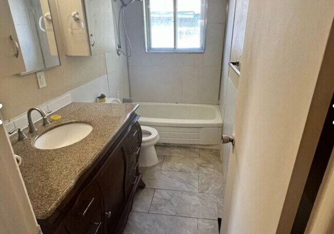 Building Photo - "Charming 2-Bedroom Oasis in Boise's Heart...