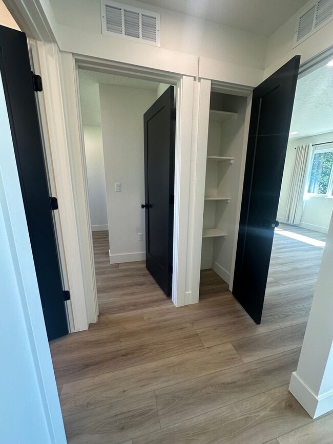 Building Photo - Style and Class....2 Bedroom, 1 bath , 1 C...