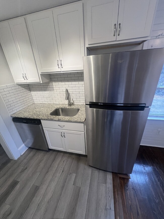 Building Photo - Charming 3-Bedroom Home with 3 Full Bathro...